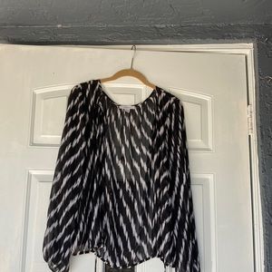 Cute Woman’s over blouse in black and white size Xl